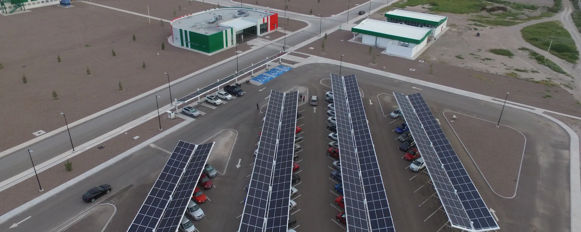 Vista aérea panorámica de un sistema solar industrial Energon