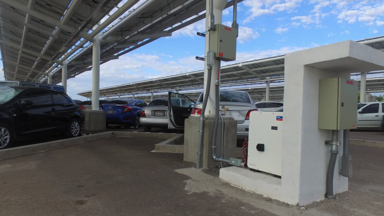 Inversor y canalización eléctrica integrados en la estructura