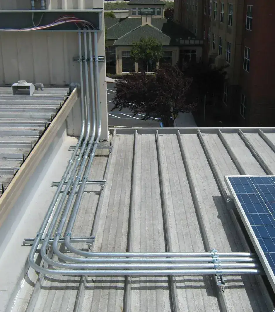 Canalización eléctrica sobre cubierta junto a un módulo solar
